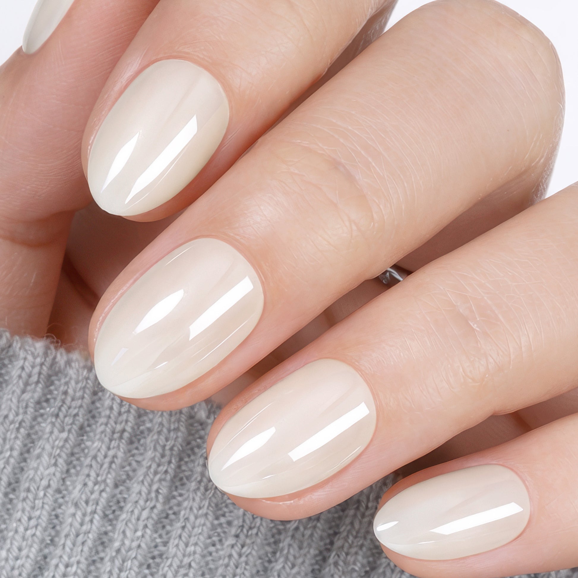 Silver chrome almond-shaped reusable nail tips by UNA GELLA, 32-piece salon-grade press-on gel nails for DIY manicure.