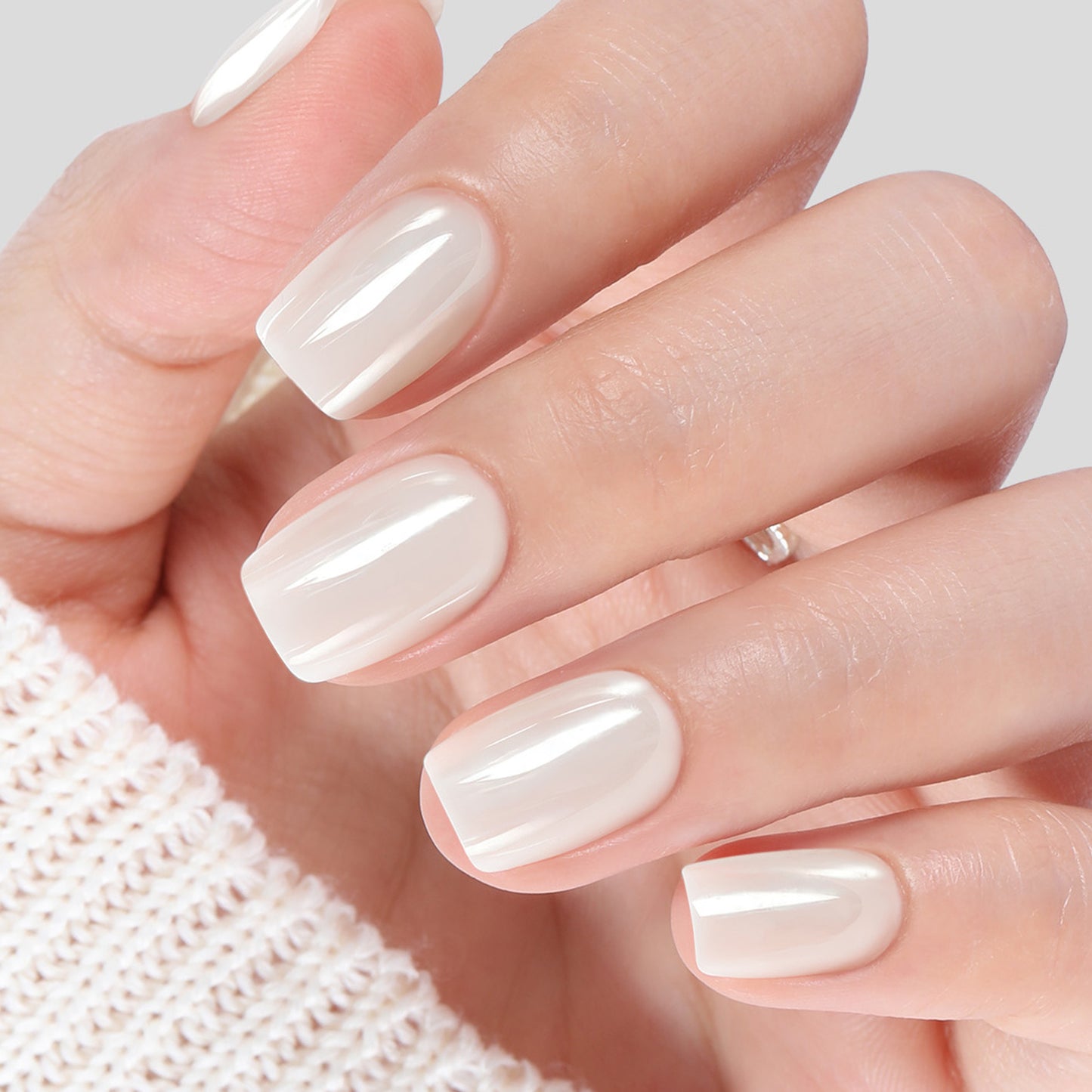UNA GELLA short chrome white press-on nails in squoval-soft style, 32 reusable gel nails with 16 sizes for easy application.