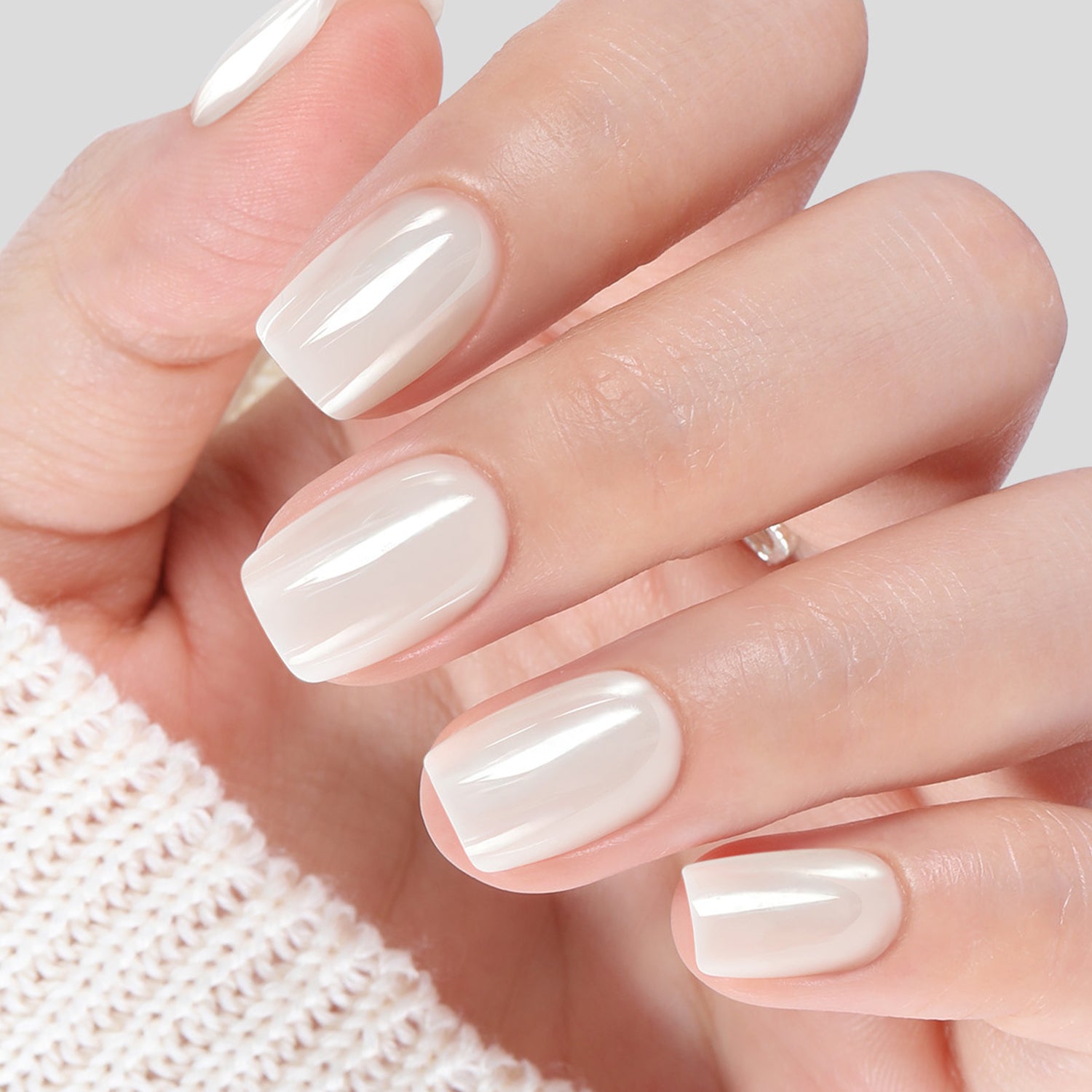 UNA GELLA short chrome white press-on nails in squoval-soft style, 32 reusable gel nails with 16 sizes for easy application.