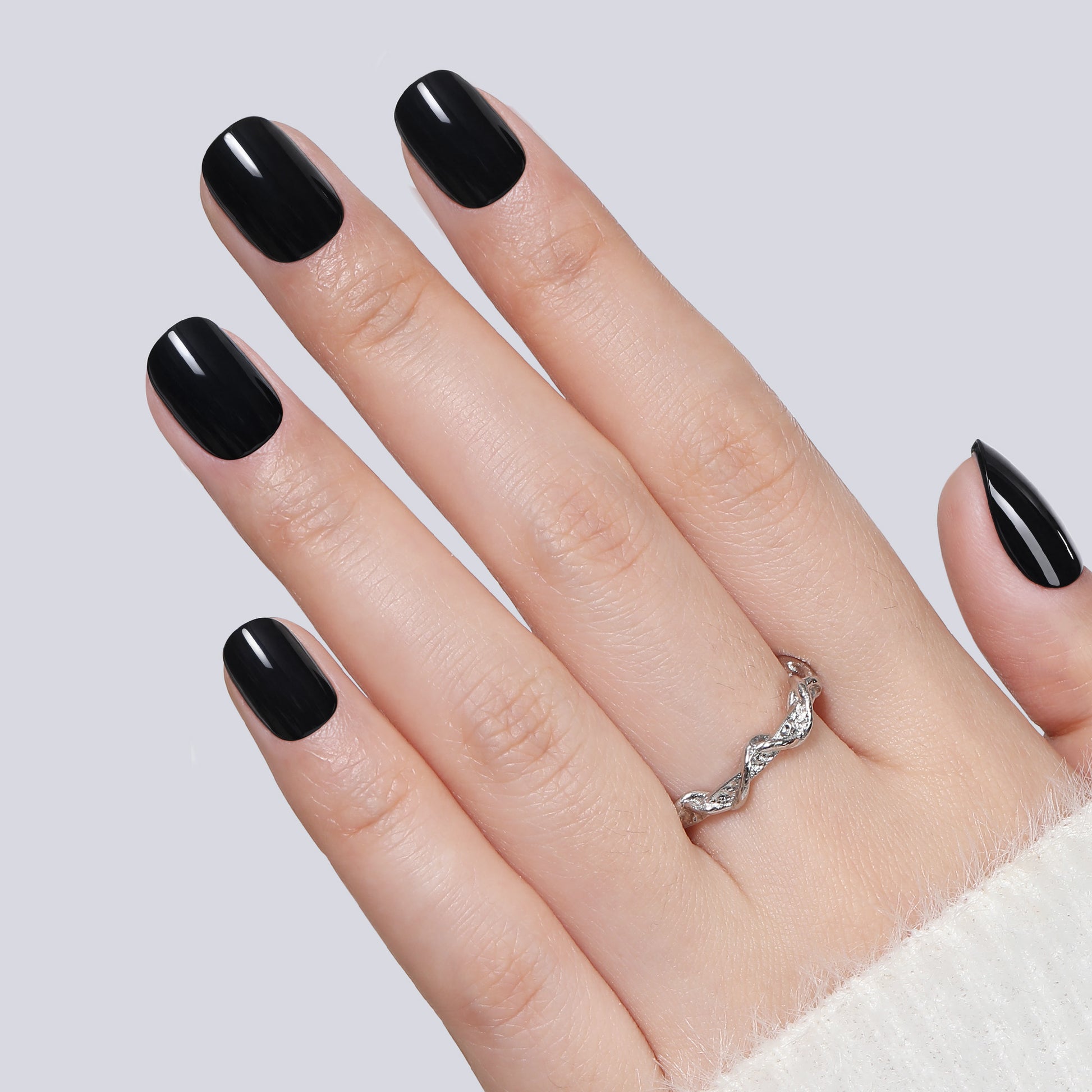 Short round black press-on nails by UNA GELLA, soft gel, 32-piece set with 16 sizes, perfect for DIY nail art.